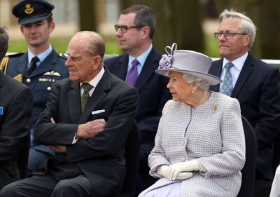 La Regina Elisabetta va allo zoo a vedere gli elefanti 8