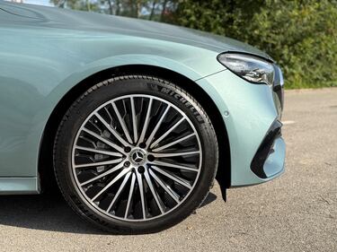 Mercedes Classe E 300e: guarda la gallery della berlina ibrida super lusso 6