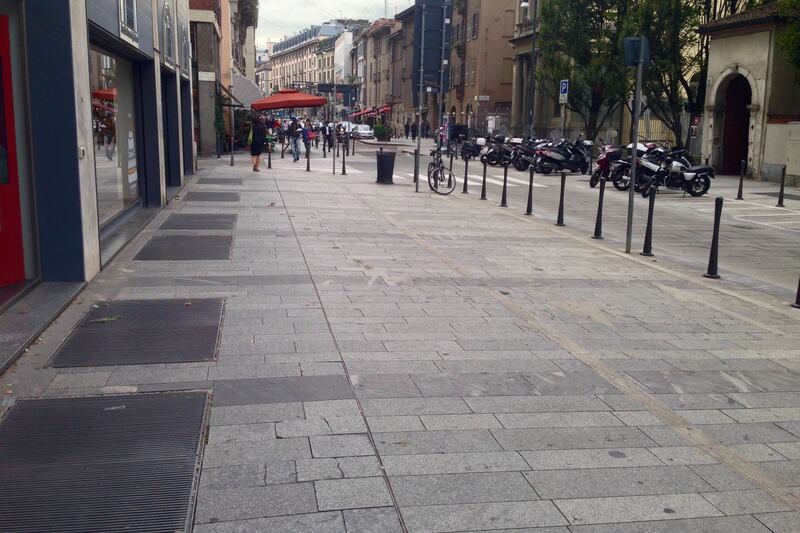 In Corso Garibaldi s'impara "il ballo della mattonella". E qualcuno ci lascia pure la caviglia... 2