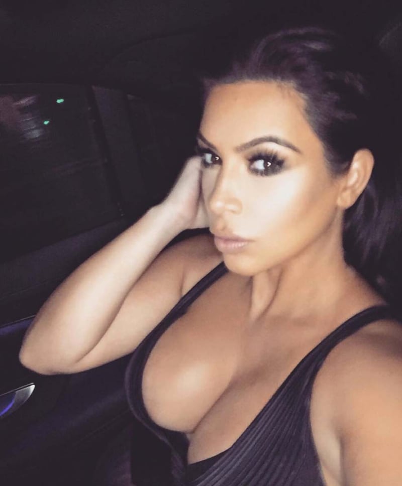 Kim Kardashian, shooting nuda nel deserto 17