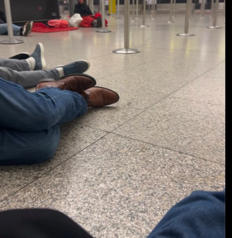 I passeggeri hanno dormito sul pavimento dell’aeroporto