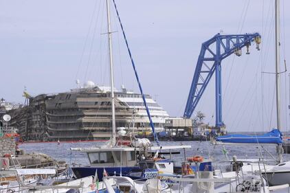 La Costa Concordia di nuovo in piedi 3