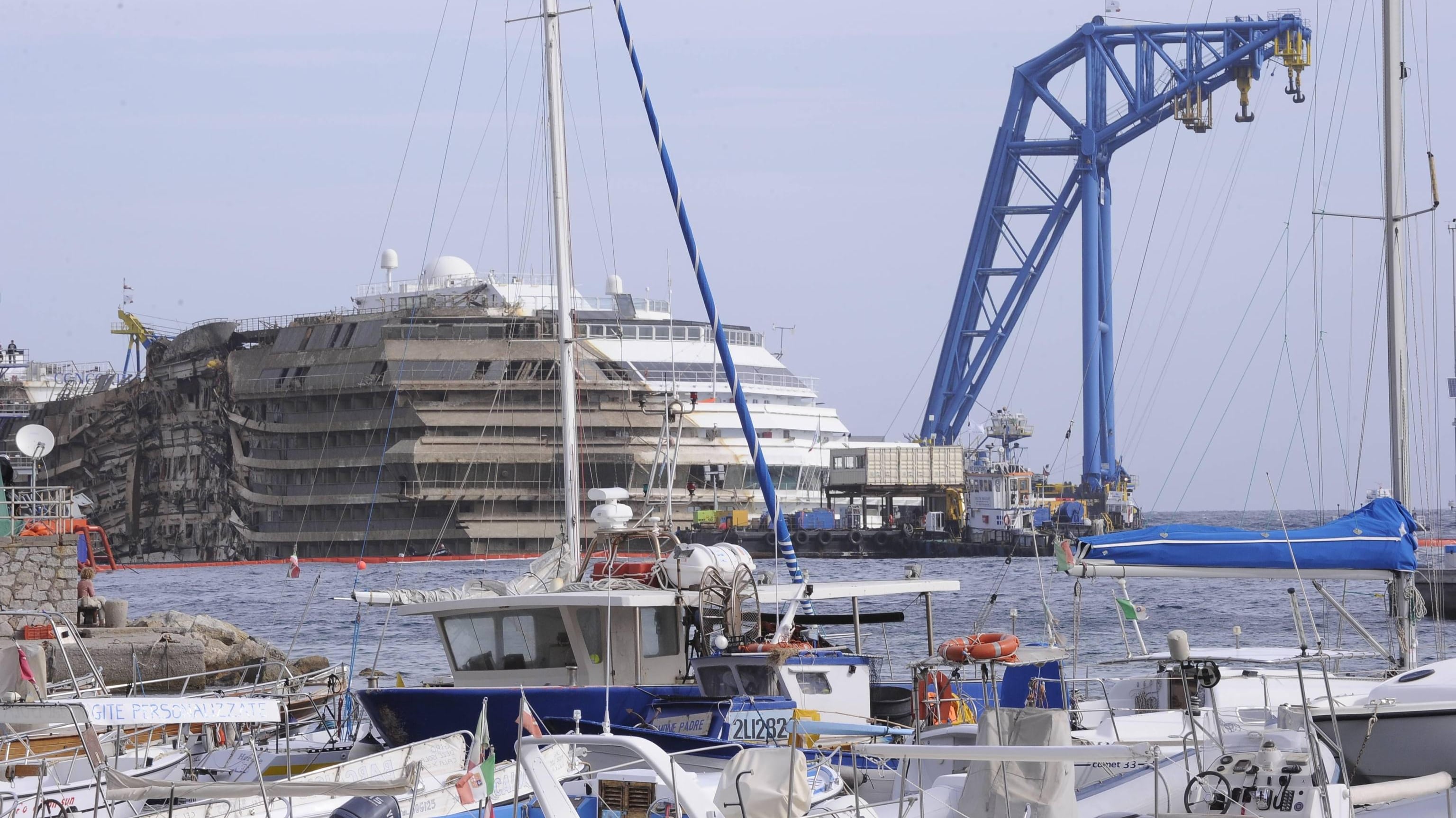 Il Pd sale sul rimorchiatore per lanciare la sfida a Genova