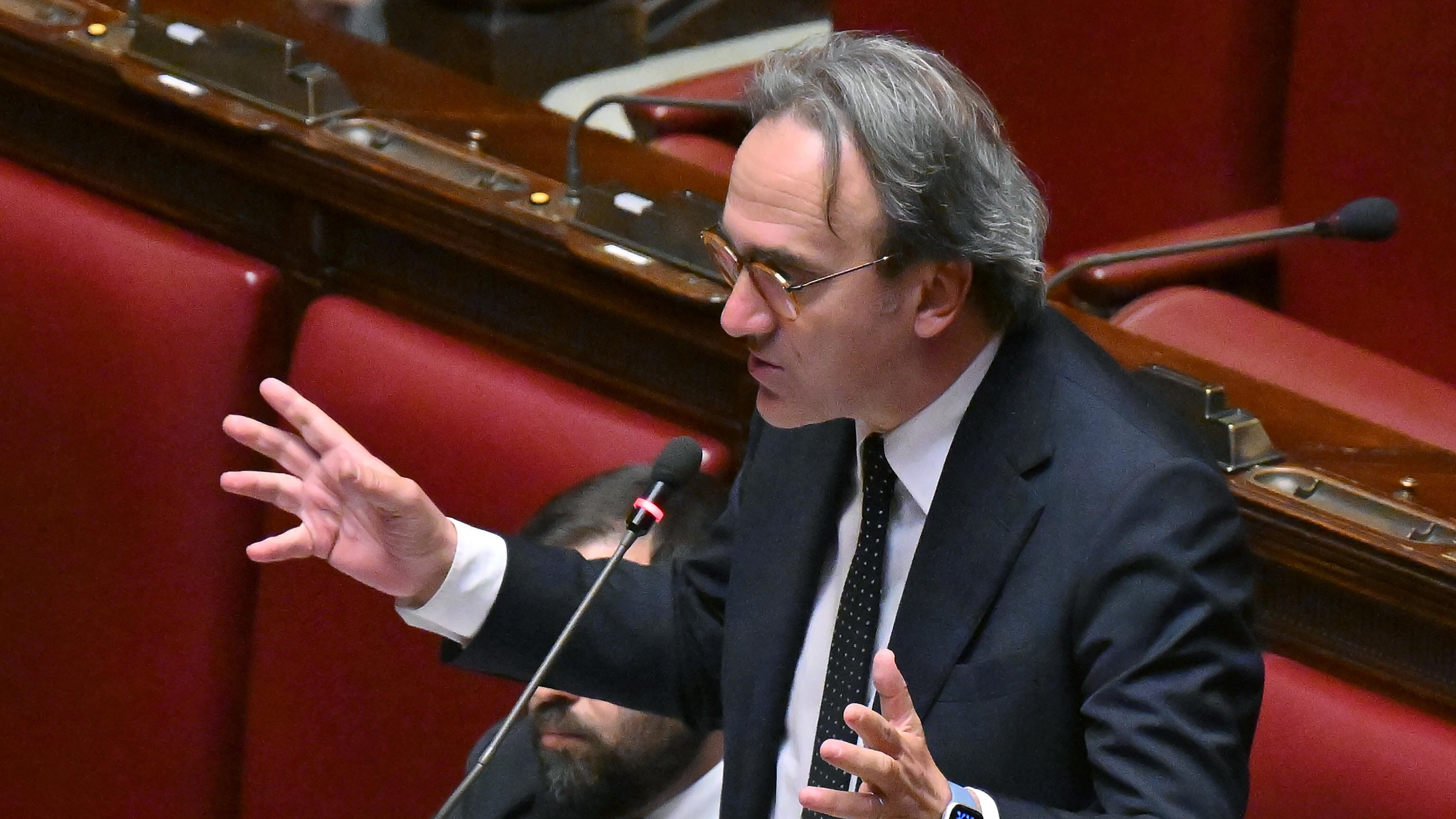 Malore per Angelo Bonelli in Aula alla Camera: Fontana sospende la seduta