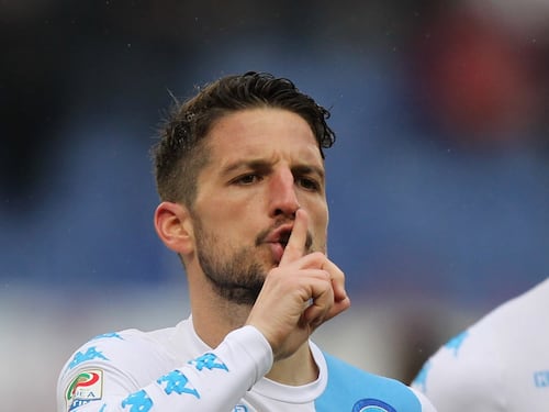 Mertens inguaia la Roma: il Napoli vince 2-1 e la Juventus gongola