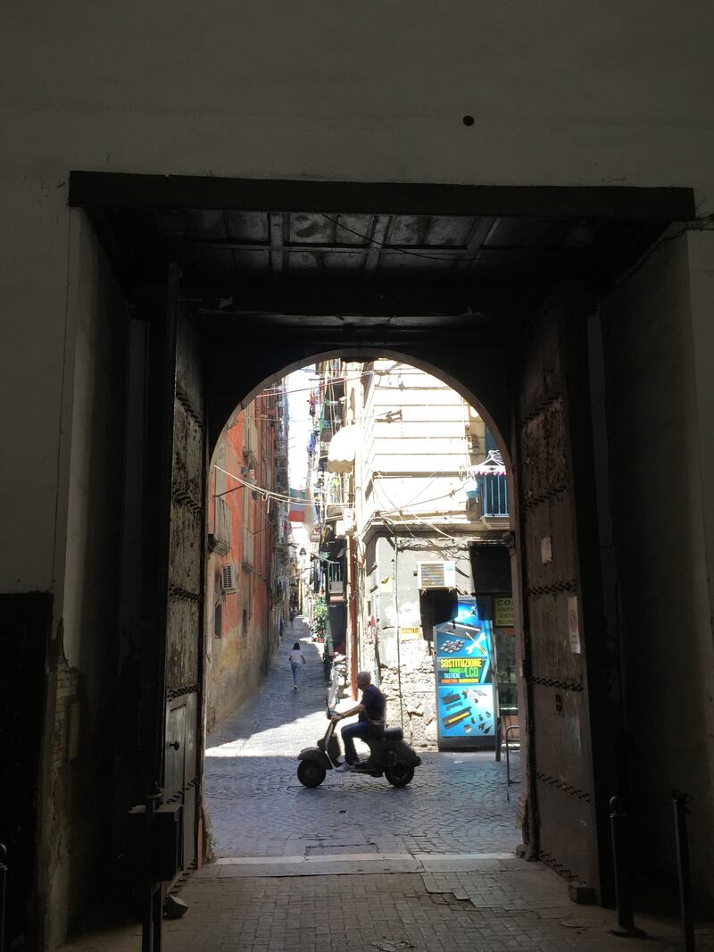 Napoli, il quartiere della Forcella 18