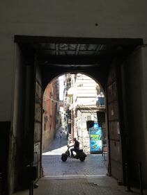 Napoli, il quartiere della Forcella 18