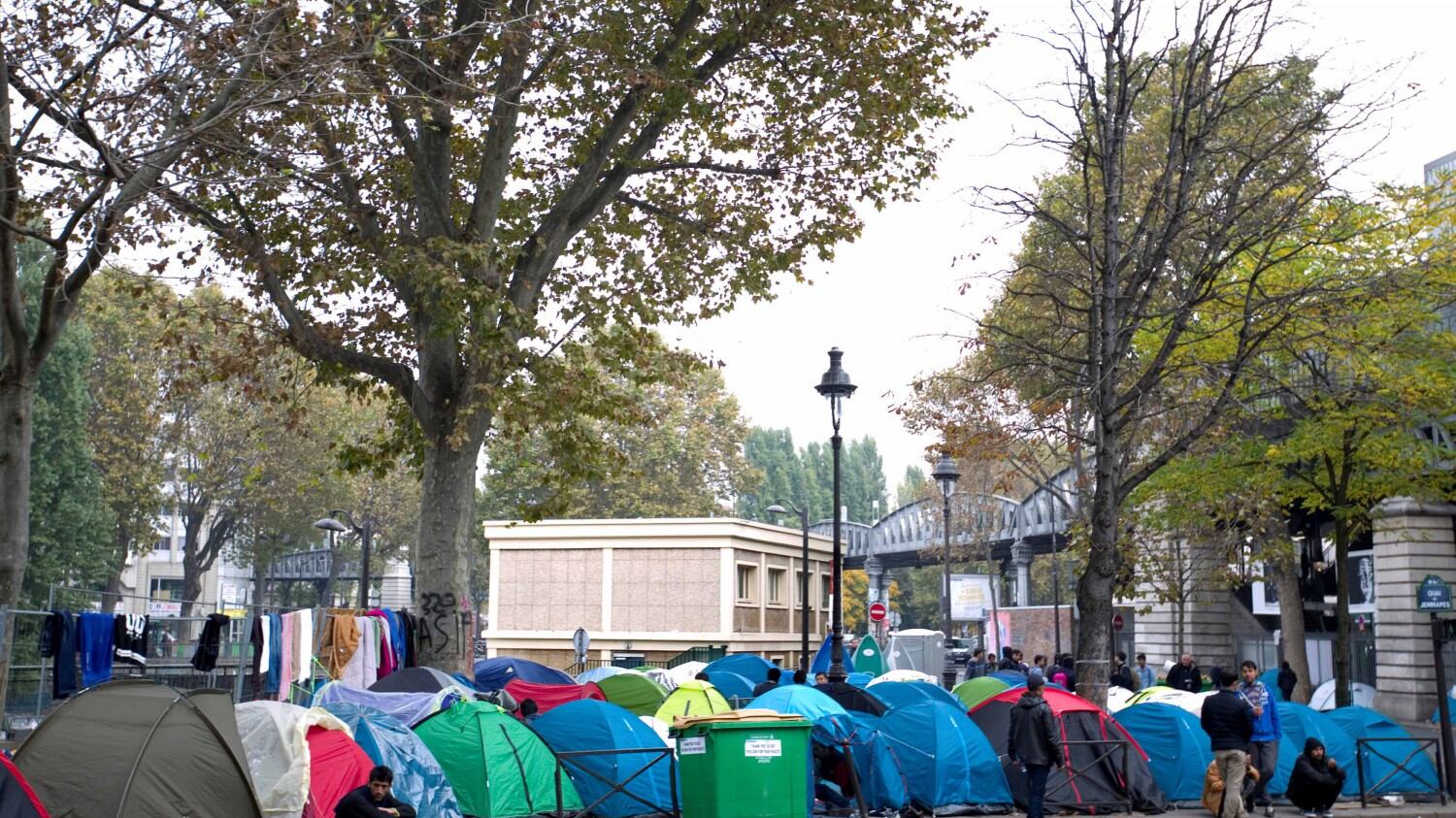 Parigi invasa da migranti: la "Giungla" di Calais all'ombra della Tour Eiffel