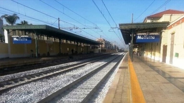 Ragazza sola sul treno: palpeggiata, pestata e rapinata