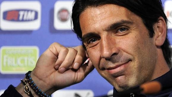 Alena, Gigi, Riccardo: triangolo inaspettato "Buffon vive da me"