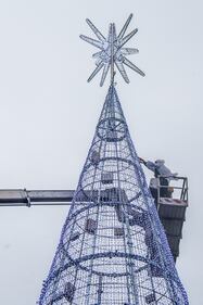 Ultimi preparativi per l'albero di Natale a Milano  7