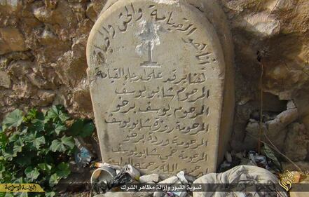 Così lo Stato islamico distrugge il cimitero cristiano 3