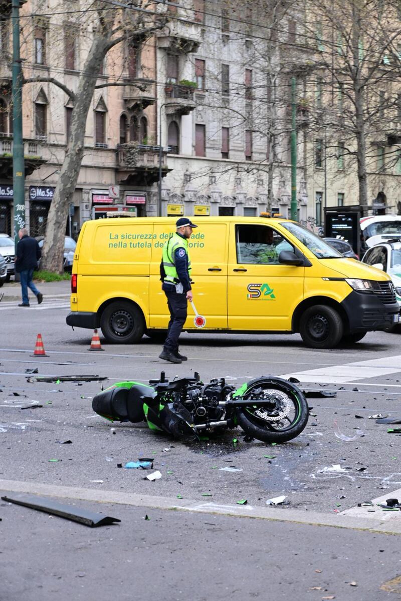 Schianto auto-moto a Milano, morti due ventenni - FOTO 7
