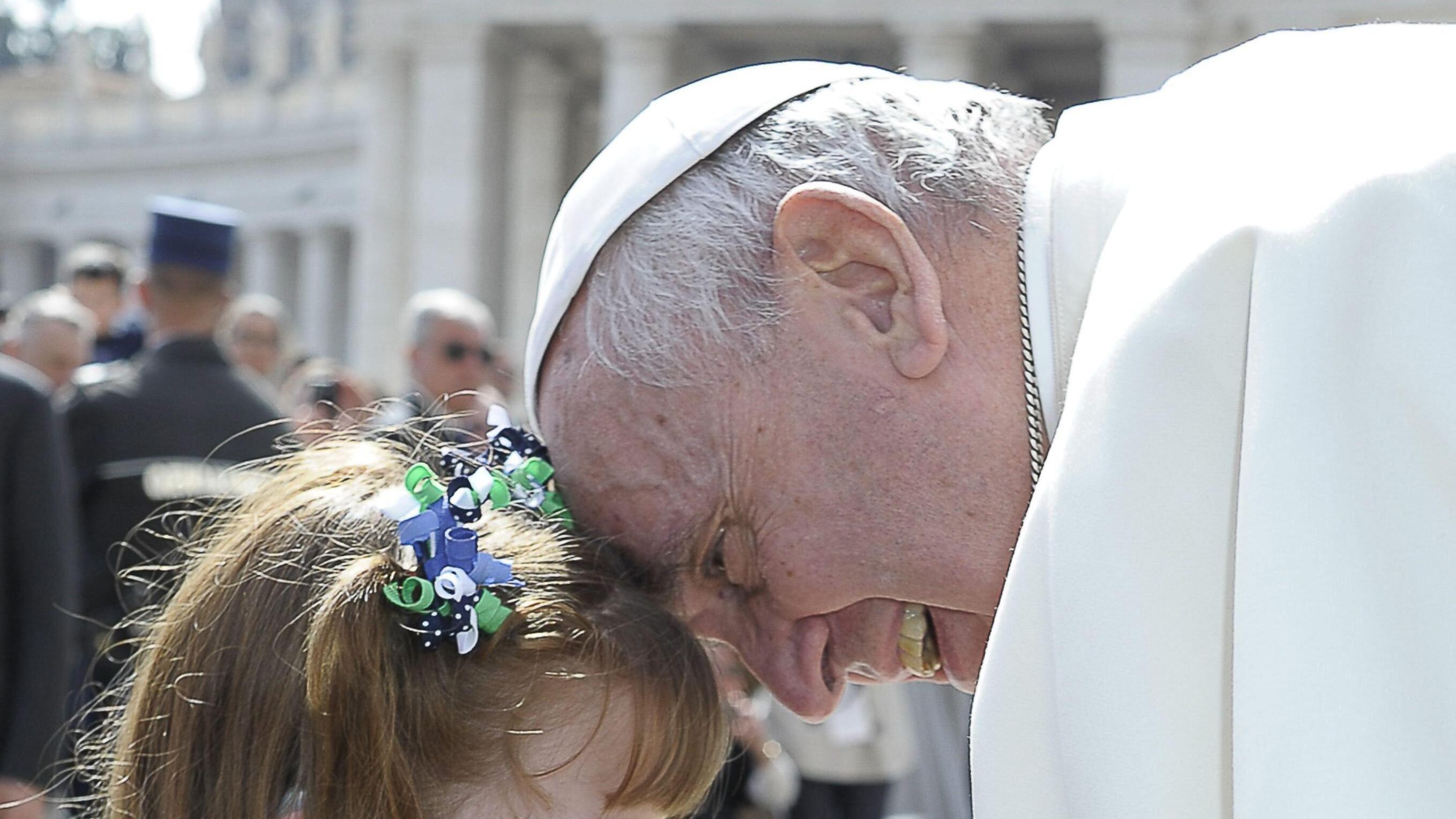 La storia di Lizzy commuove il mondo: la piccola abbraccia Papa Francesco