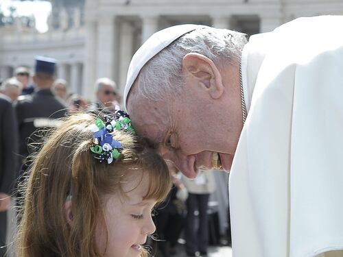 La storia di Lizzy commuove il mondo: la piccola abbraccia Papa Francesco