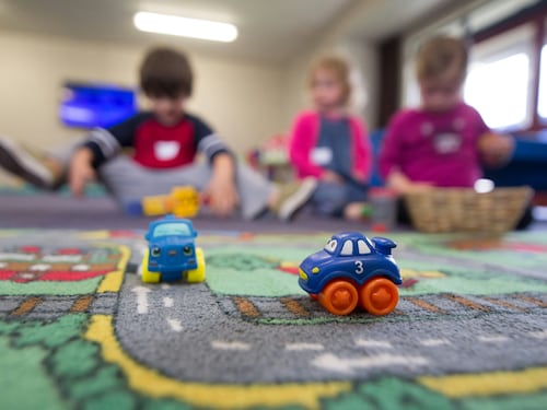 Choc a Napoli, bimba di 4 anni legata alla sedia della mensa