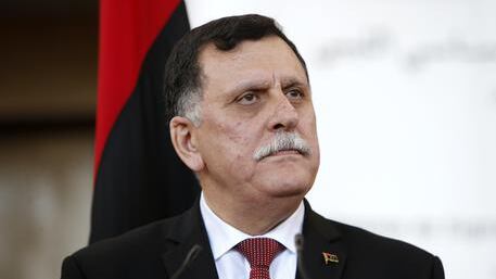 Libia, la sfida del "premier" accolto da una bomba