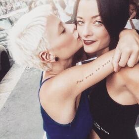 Nina Moric e le Donatella sexy su Facebook 21