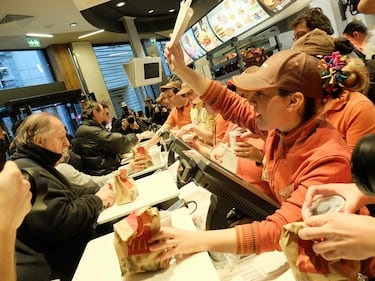 Coda a Milano davanti al nuovo McDonald's 17
