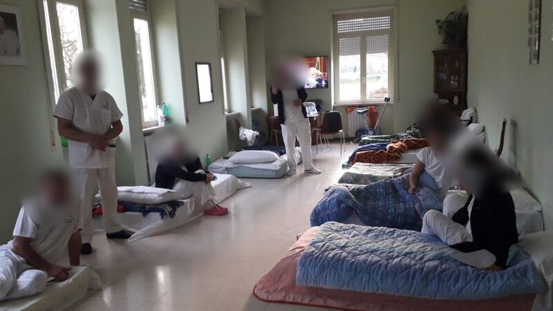 Gli operatori rimasti ad assistere gli anziani nella casa di riposo Alcim