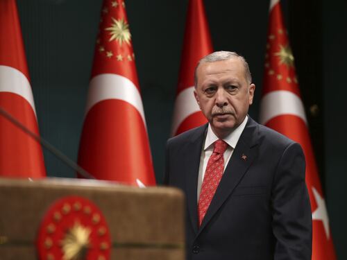 "Guerra santa a Macron". Erdogan guida l'Islam, ma ora l'Europa fa muro