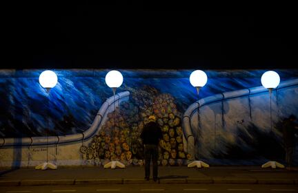Palloncini luminosi lungo il Muro di Berlino 25