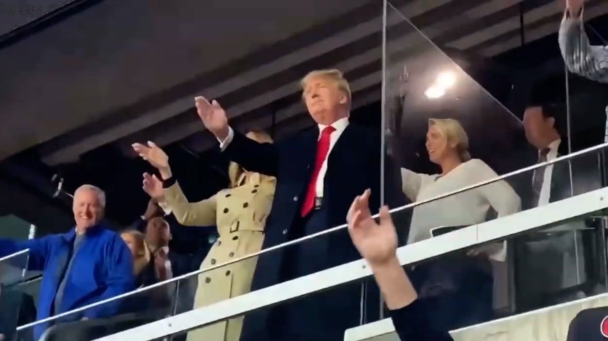 Trump allo stadio fa il "gesto del tomahawk". Critiche dai nativi americani