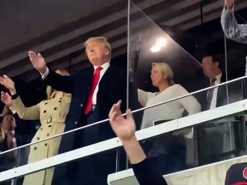 Trump allo stadio fa il "gesto del tomahawk". Critiche dai nativi americani