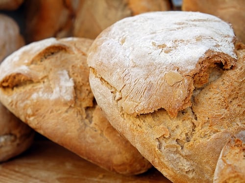 Legna con chiodi e solventi per alimentare il forno: nei guai titolare di un panificio