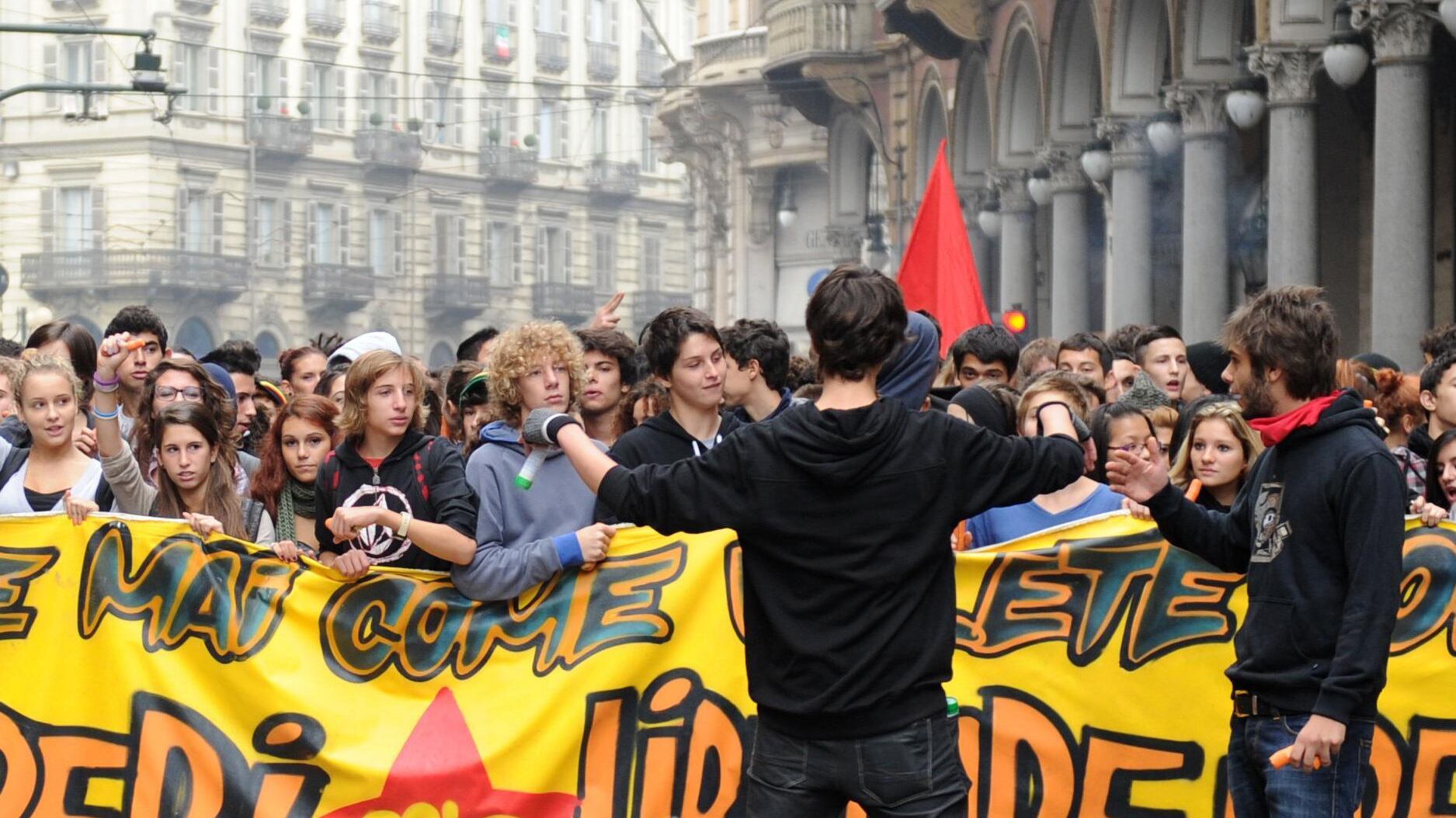 PRESIDE DI FERRO A VIBO: «IMPARINO LA COERENZA» Non sanno perché protestano, alunni sospesi
