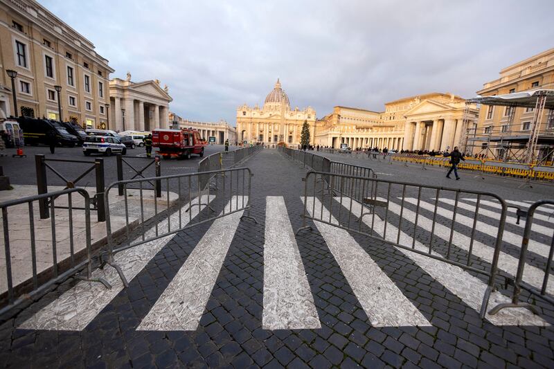 Folla camera ardente Papa 7