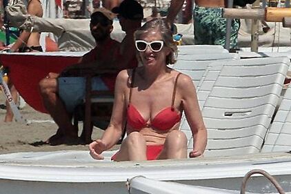 Stefania Giannini paparazzata a Forte dei Marmi 5