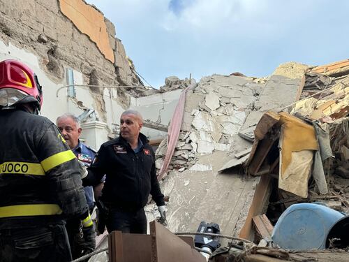 Crolla una palazzina nel Napoletano. Trovati morti due bimbi e la mamma, si cerca la nonna