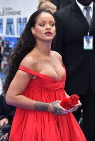 Rihanna, sexy scollatura sul red carpet 27