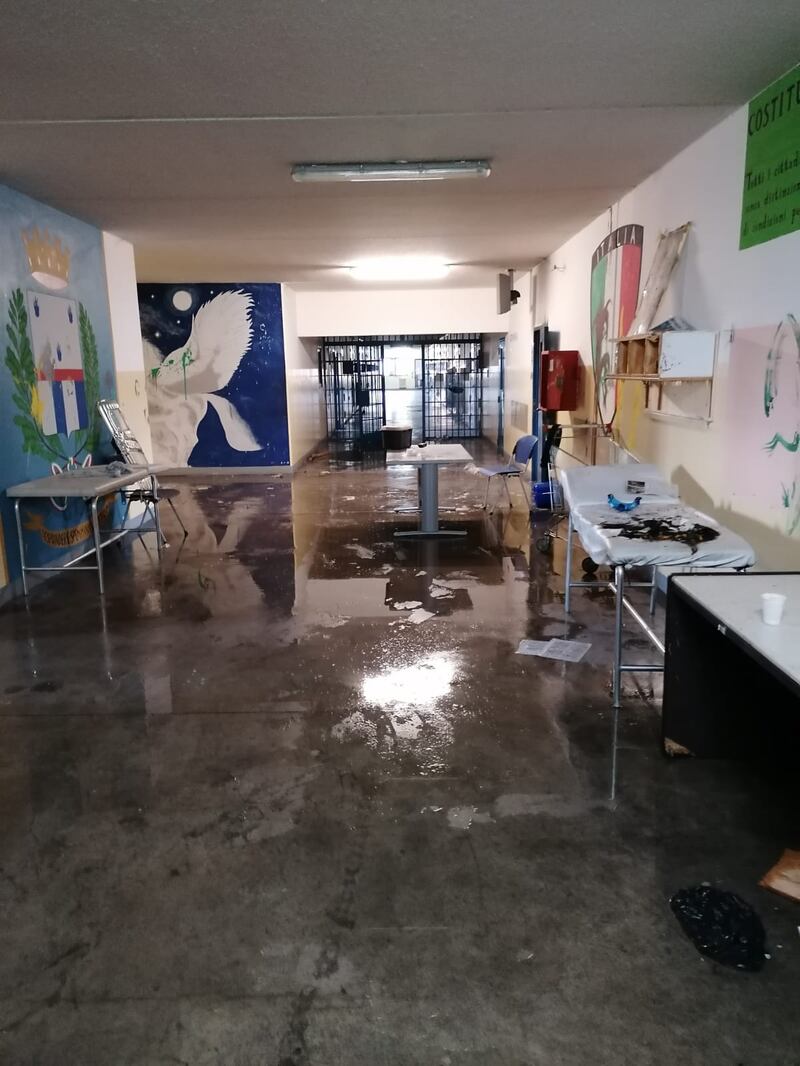 Modena e Bologna, le carceri devastate e le minacce sui muri 7