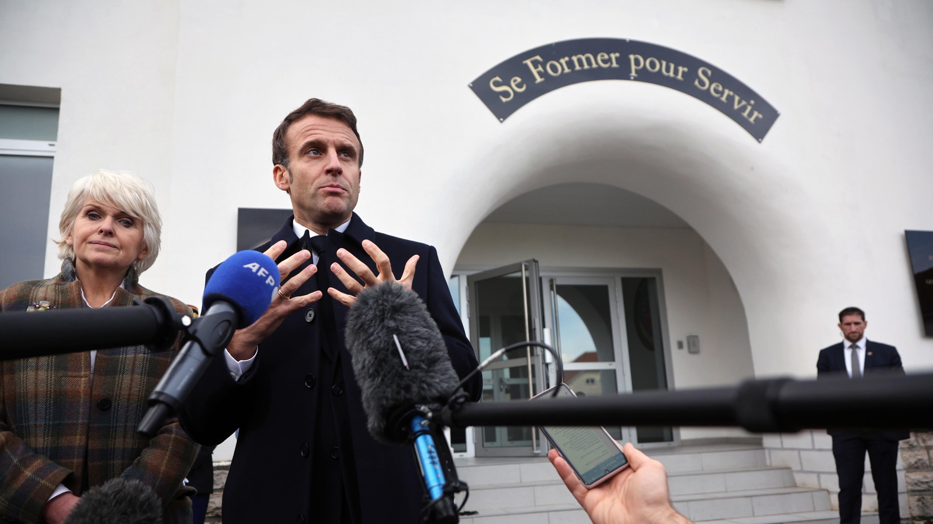 Macron in difesa dopo le accuse: "Non sono al centro dell'indagine"
