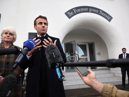 Macron in difesa dopo le accuse: "Non sono al centro dell'indagine"