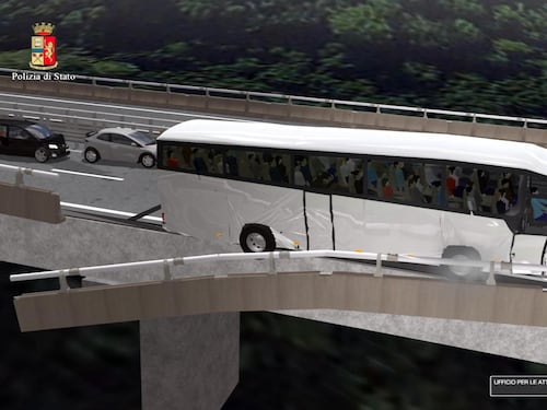 “L’autista aveva il capo reclinato". Poi il salto nel vuoto del bus