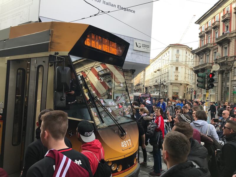Milano, birra a fiumi per i tifosi tedeschi dell'Eintracht 12