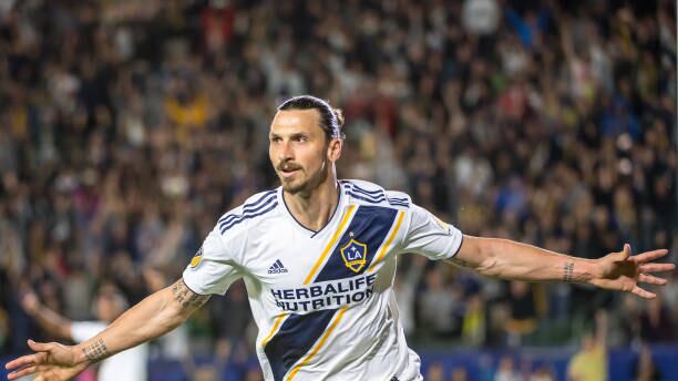 Ibrahimovic gioca sul suo futuro sui social: tifosi scatenati
