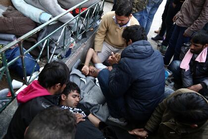Atene, migranti provano a impiccarsi in centro 5