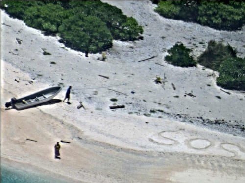 Coppia salvata da un'isola deserta grazie ad un sos sulla sabbia