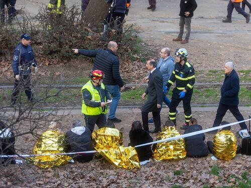 Feriti, passanti, scampati. "Sembrava un terremoto"