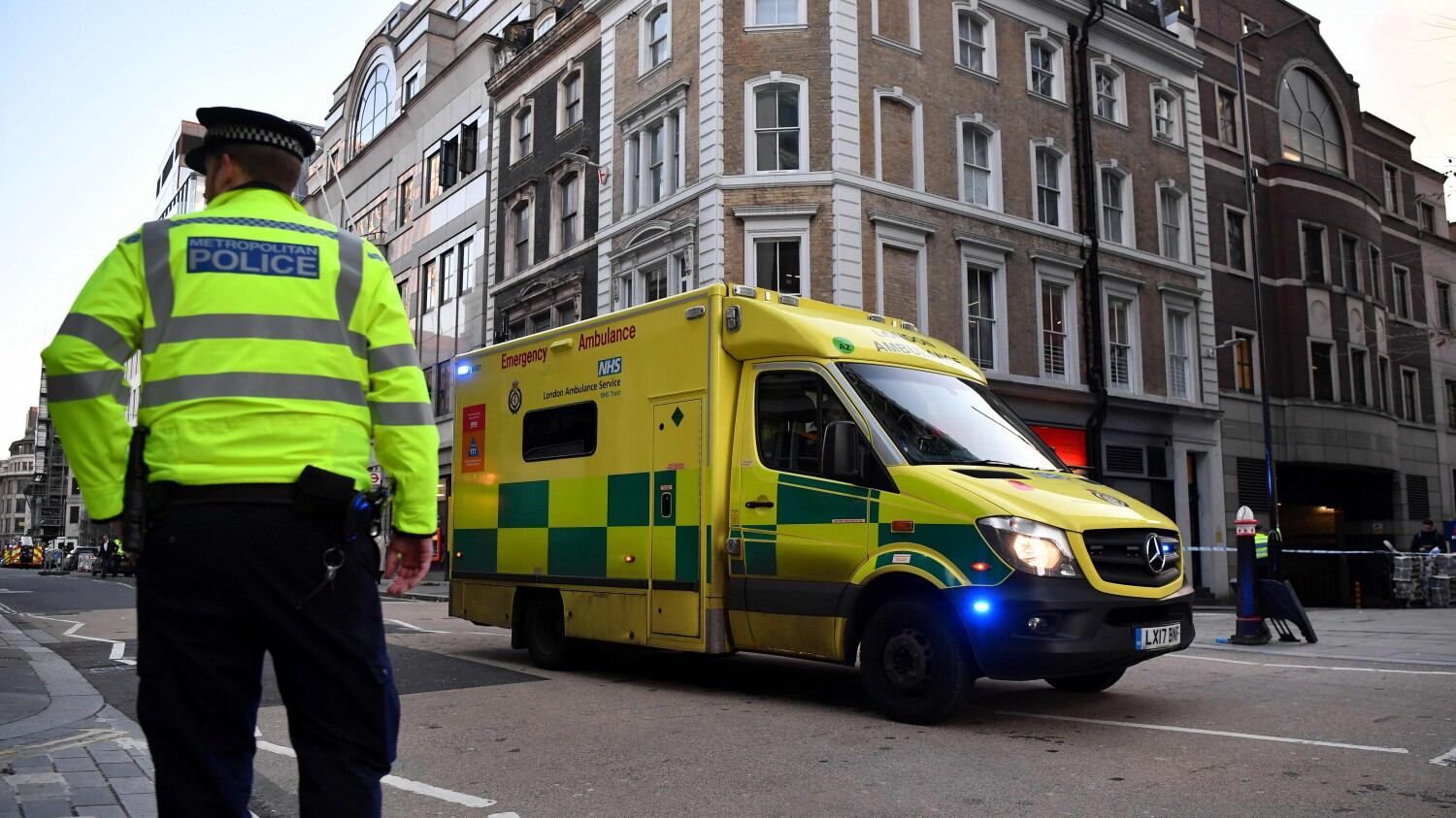 Torna l'incubo a Londra: accoltella i passanti. L'aggressore indossava una finta cintura bomba