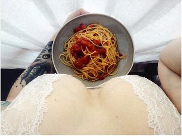 Decolleté e cibo, un connubio di successo 20