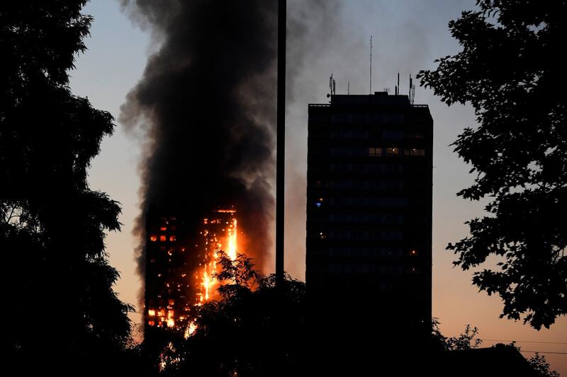 Grattacielo in fiamme a Londra 5