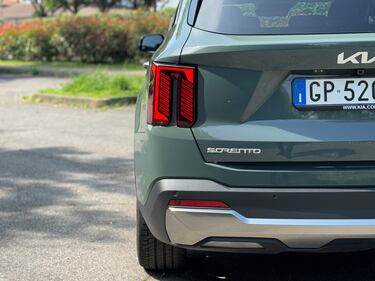 Kia Sorento 2024: guarda la gallery del rinnovato SUV da famiglia, anche Diesel 10