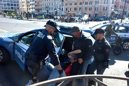Blitz degli ambientalisti davanti al Colosseo 7