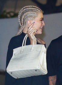 Kylie Jenner nuda e ricoperta di vernice su Instagram 17