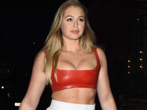 Iskra Lawrence incinta: "Avrò un figlio no gender". E i social la massacrano